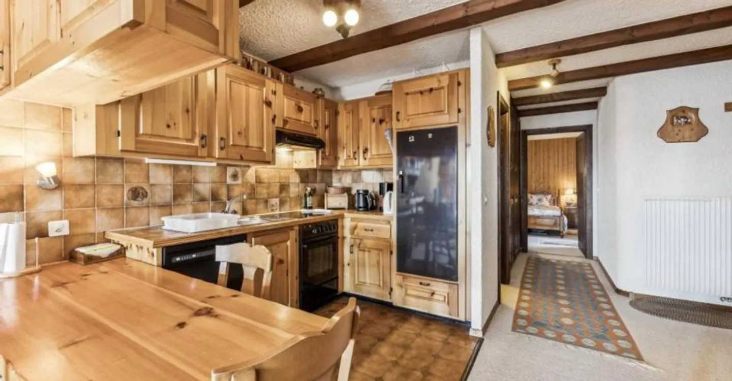 Charming Apartment with Balcony - Photo 11 of 12