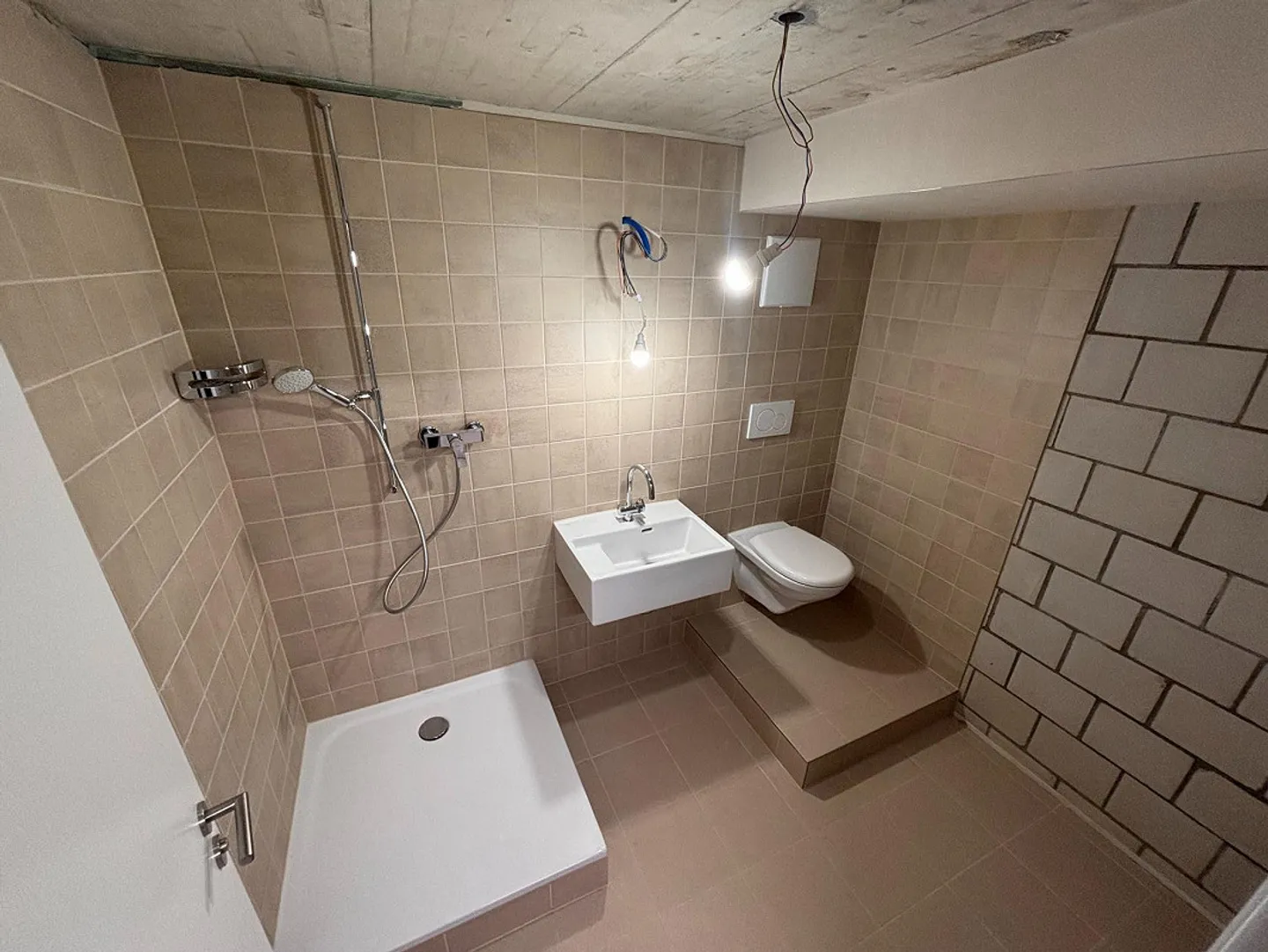 Salle de loisirs avec salle de bain à louer à Arlesheim - Photo 3 sur 4