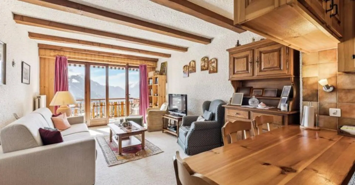 Charming Apartment with Balcony - Photo 6 of 12