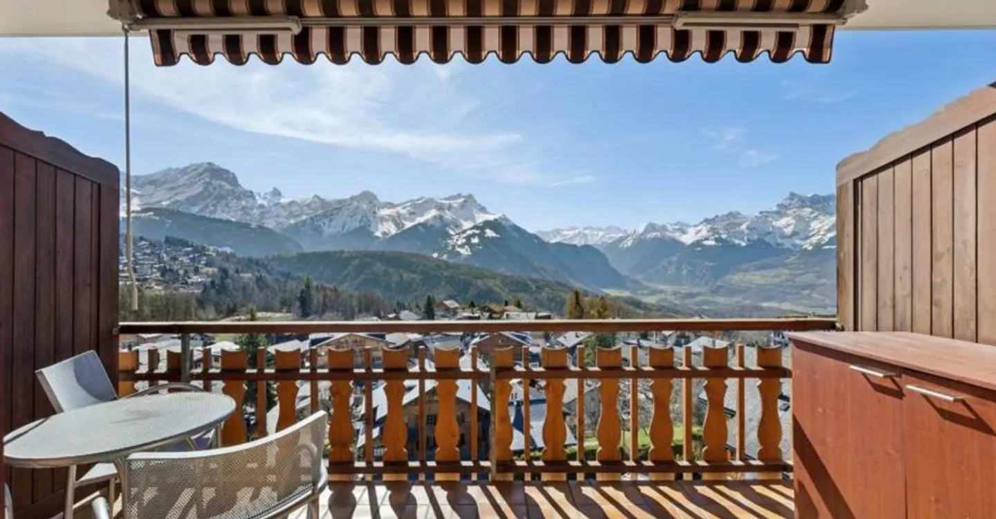 Charming Apartment with Balcony - Photo 7 of 12