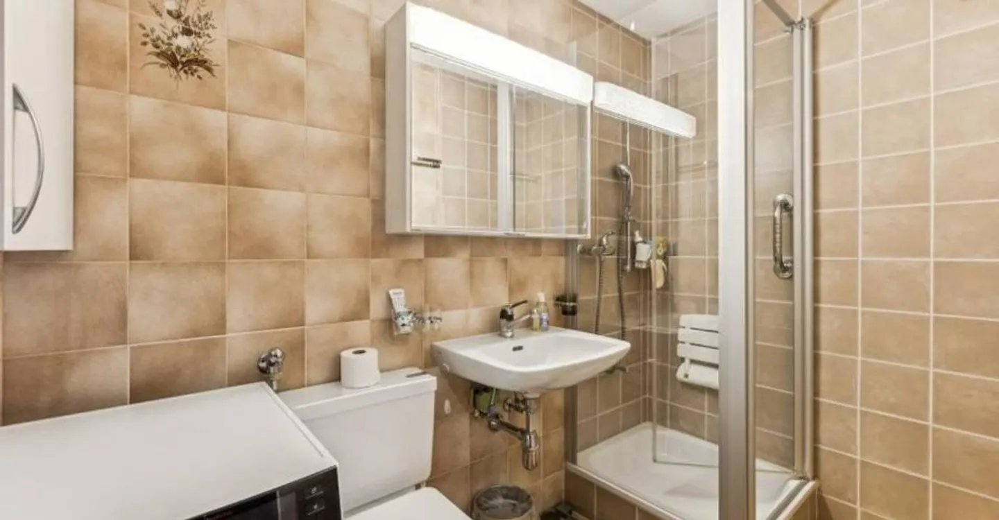 Charming Apartment with Balcony - Photo 9 of 12