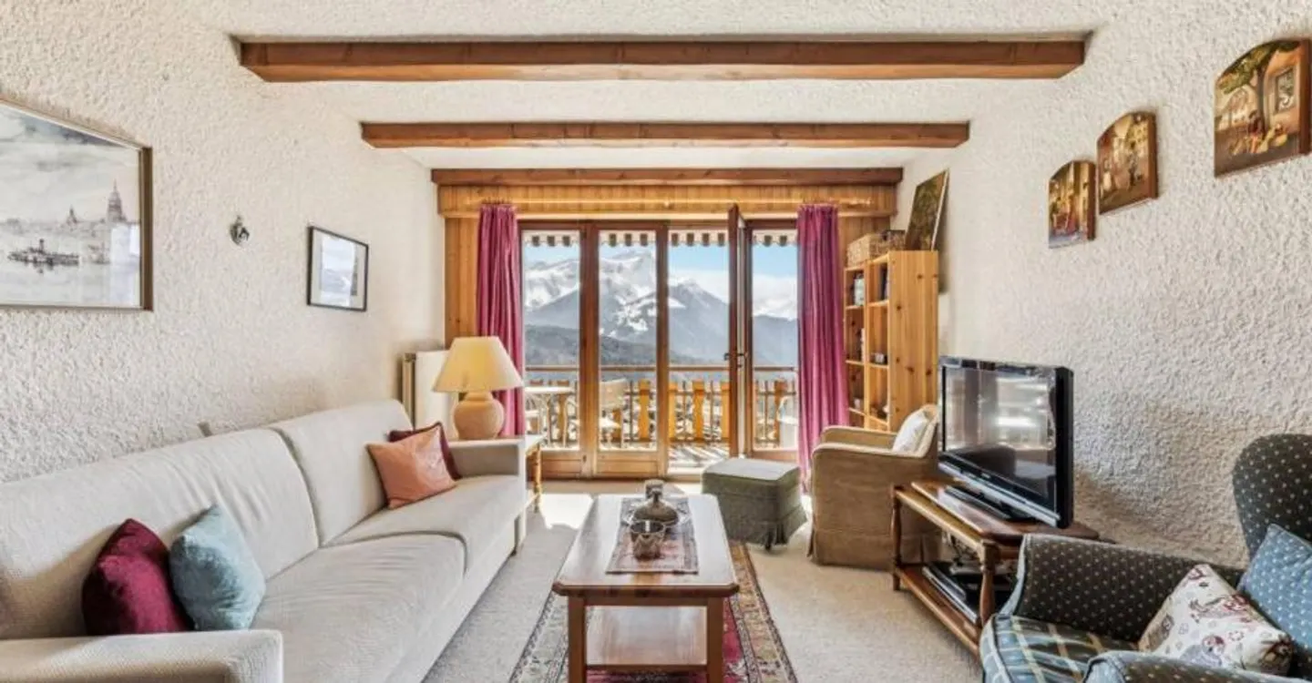Charming Apartment with Balcony - Photo 8 of 12