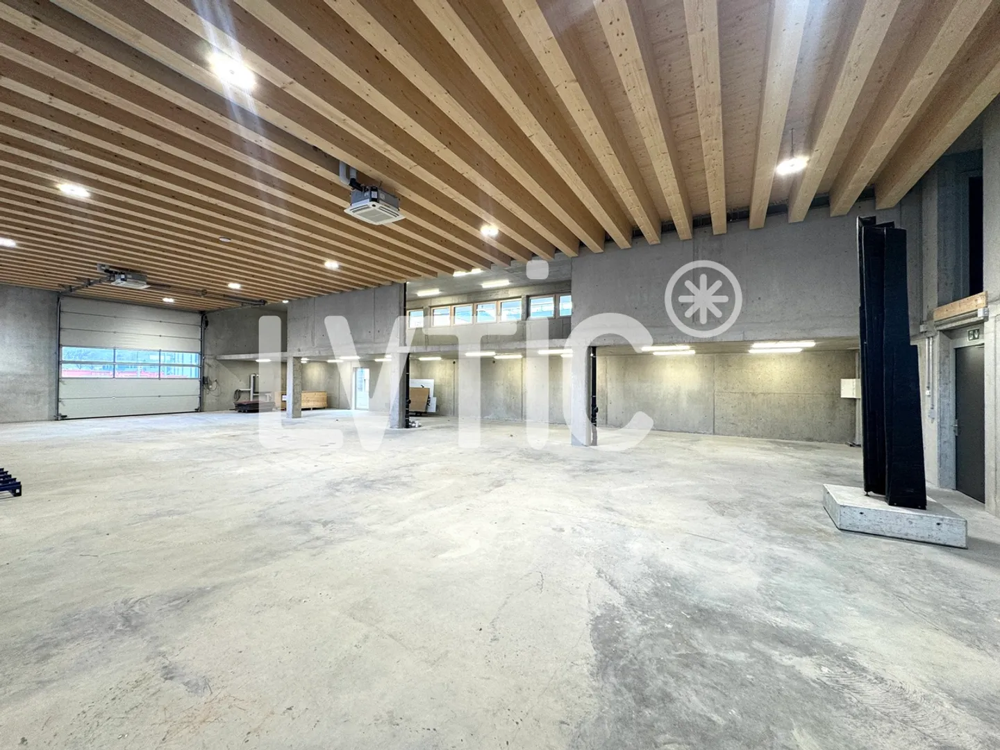 Atelier, Lager, Showroom von 600 m2 zur Miete in Martigny - Foto 1 von 13