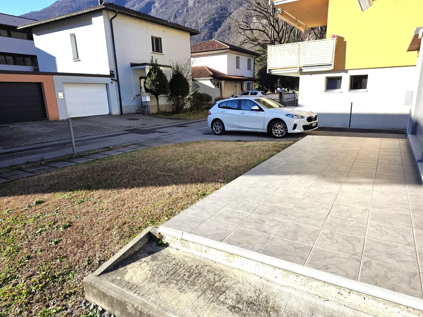 Villa neu gebaut in Wohngegend - Foto 2 von 17
