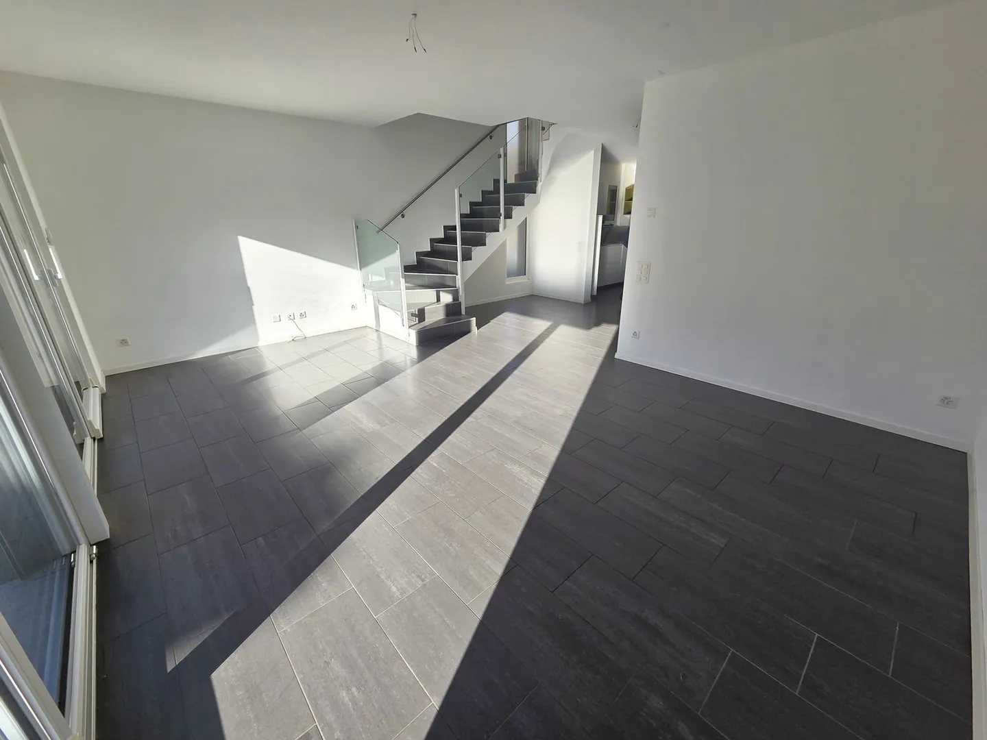 Villa neu gebaut in Wohngegend - Foto 3 von 17