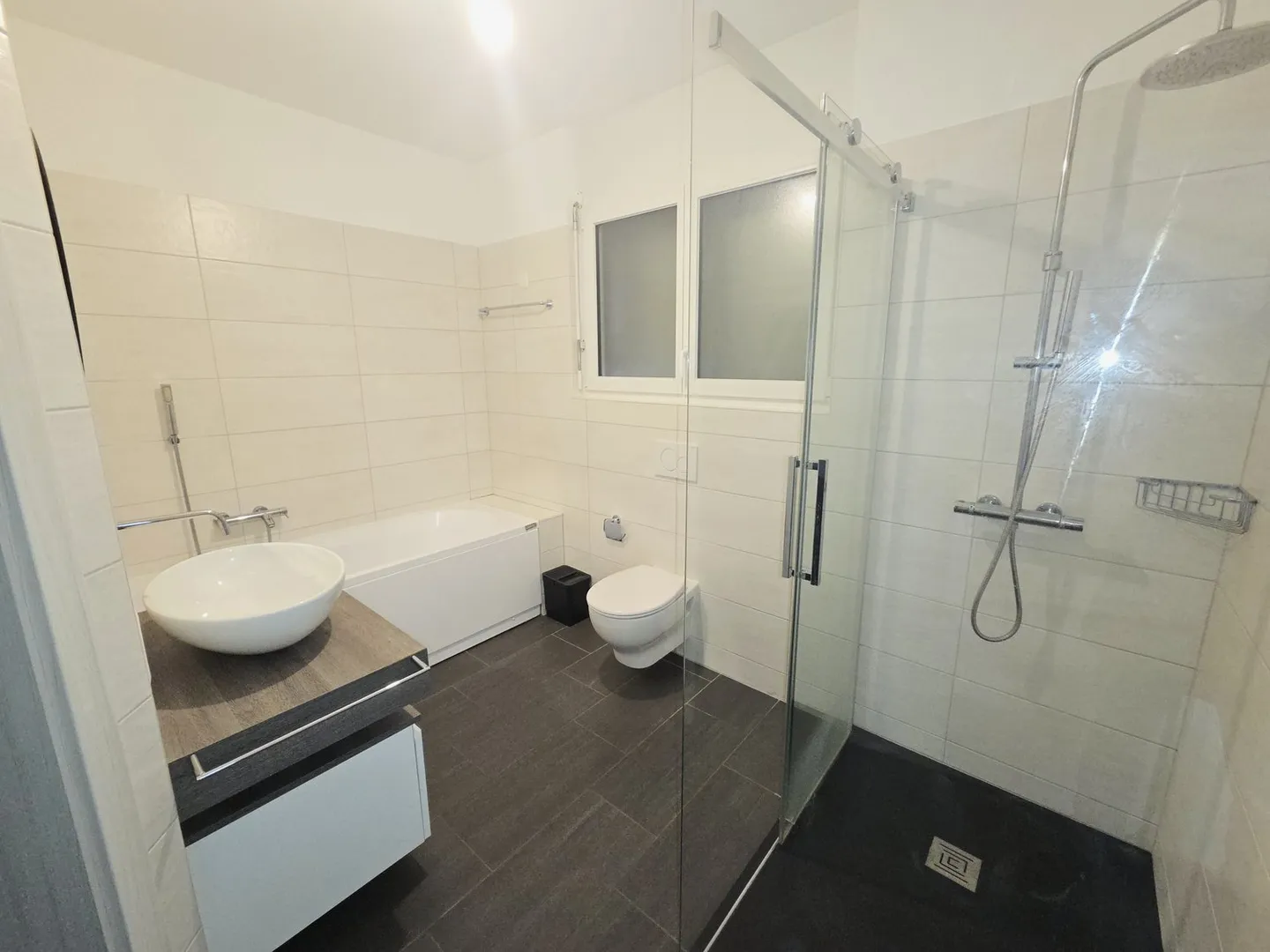 Villa neu gebaut in Wohngegend - Foto 7 von 17