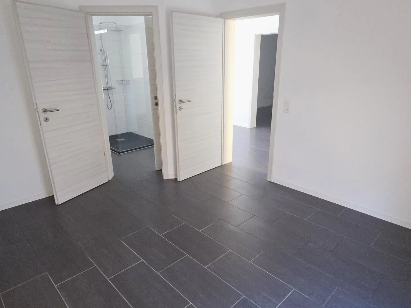 Villa neu gebaut in Wohngegend - Foto 8 von 17