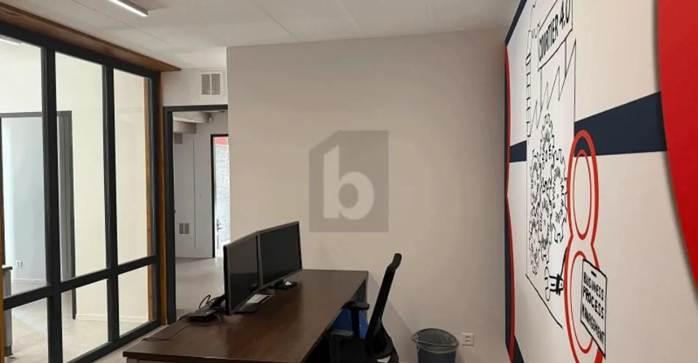 BRIGHT AND MODULAR SPACES - Photo 2 of 5
