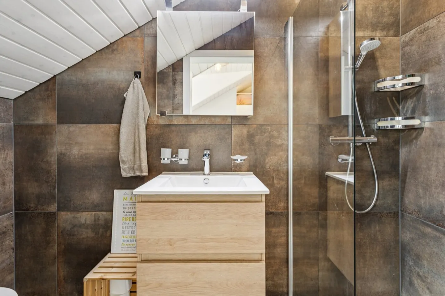 Modern and bright attic, no overlooking - Photo 7 of 12