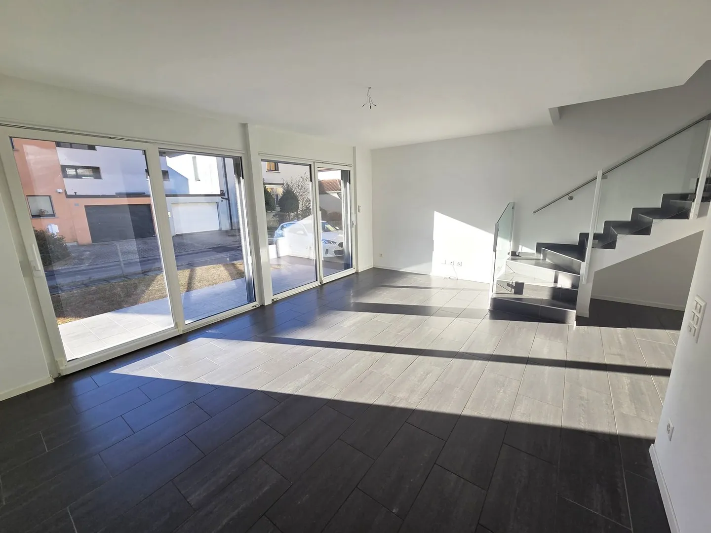 Villa neu gebaut in Wohngegend - Foto 4 von 17