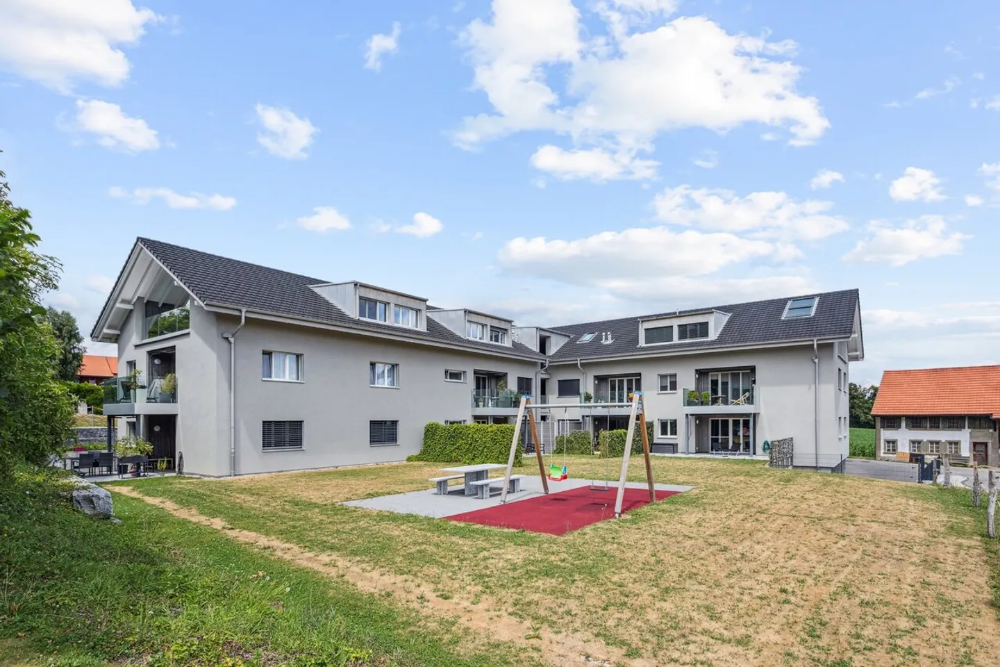 Modern and bright attic, no overlooking - Photo 12 of 12