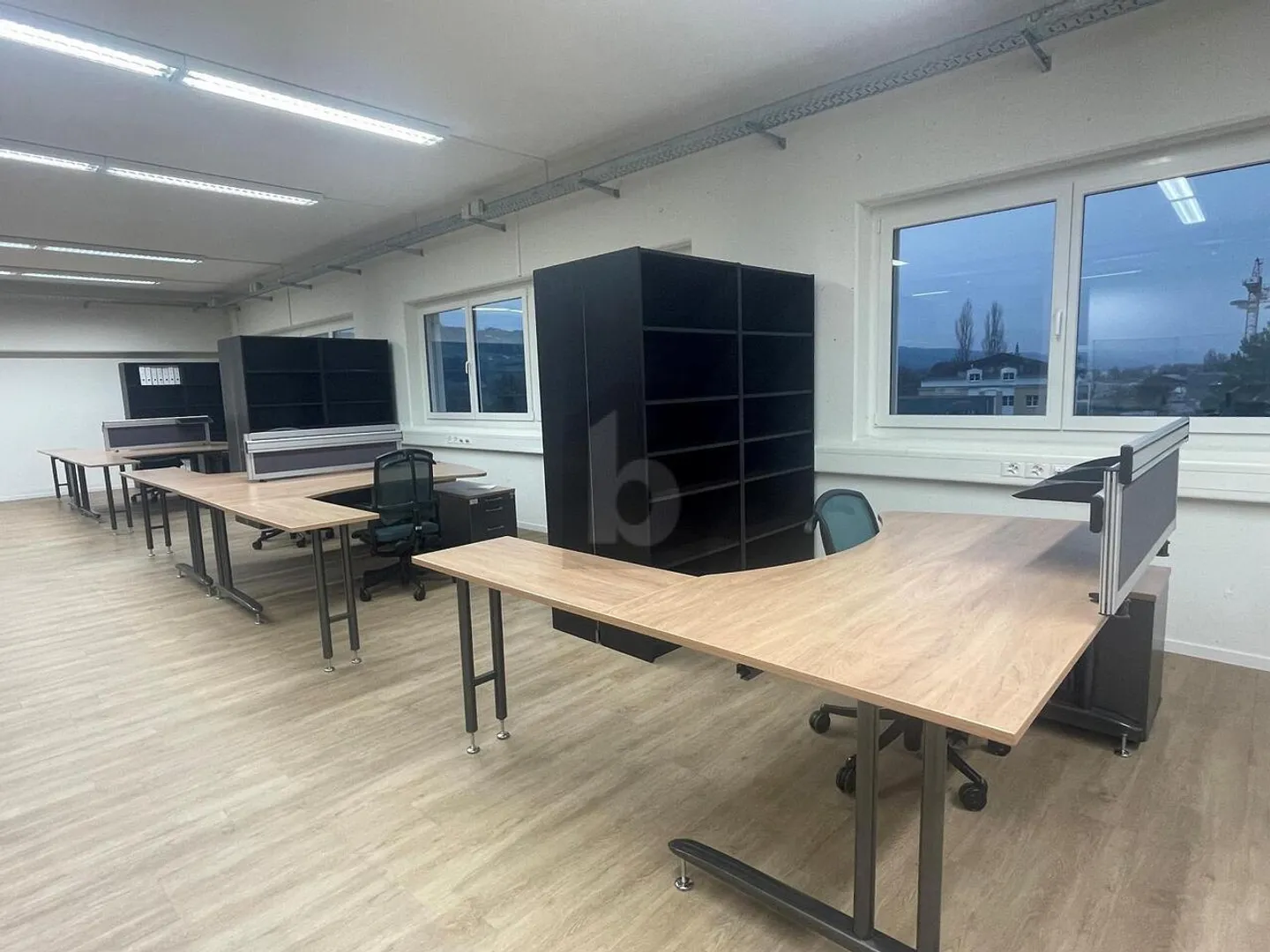 RAPPRESENTATIVO IN UNA POSIZIONE CENTRALE - Foto 3 di 6