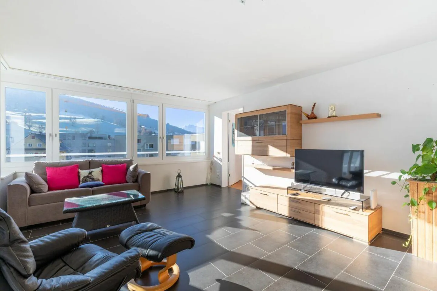 Gepflegte Wohnung mit schönem Ausblick - Foto 1 von 12