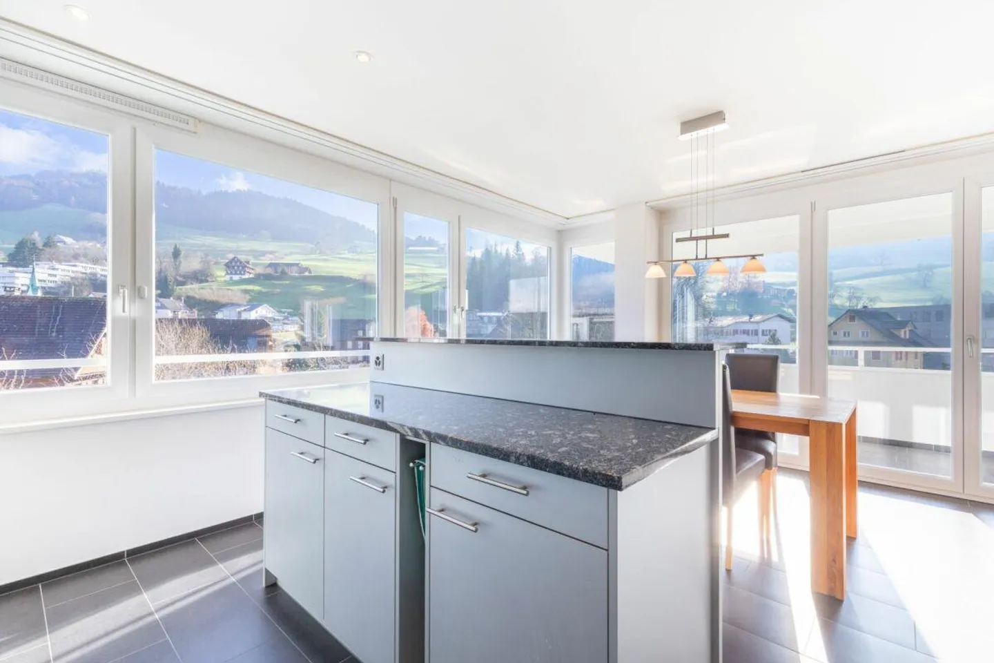 Gepflegte Wohnung mit schönem Ausblick - Foto 4 von 12