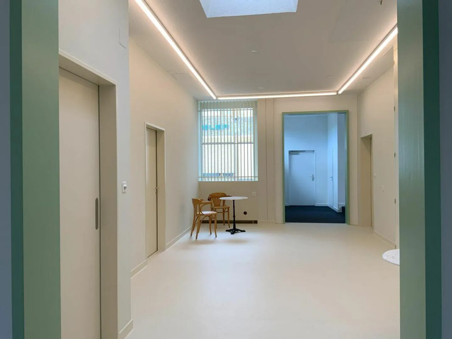 Spazio ufficio con reception e cucina condivise - Foto 1 di 6