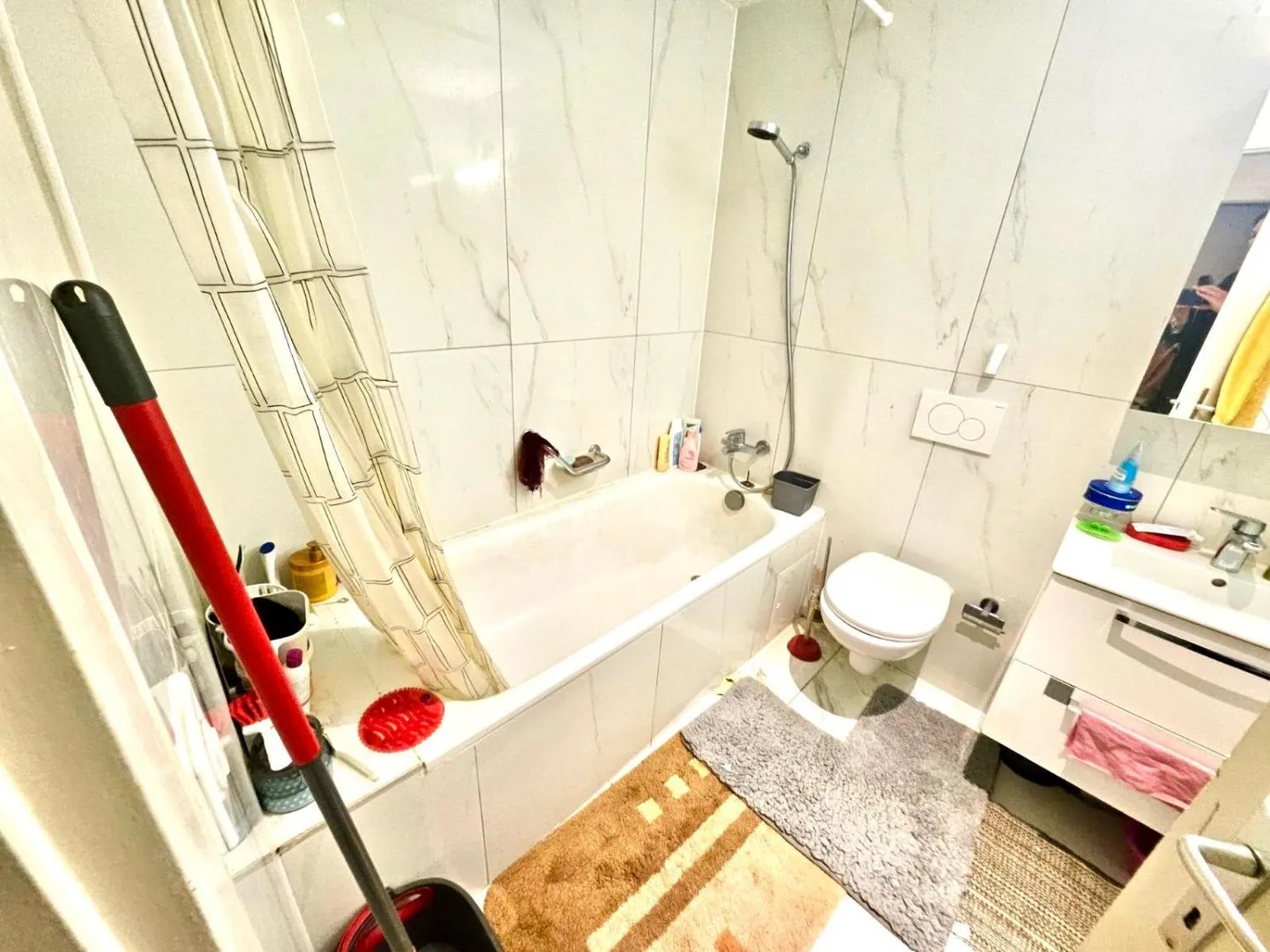 Mixed-use building - Photo 6 of 7