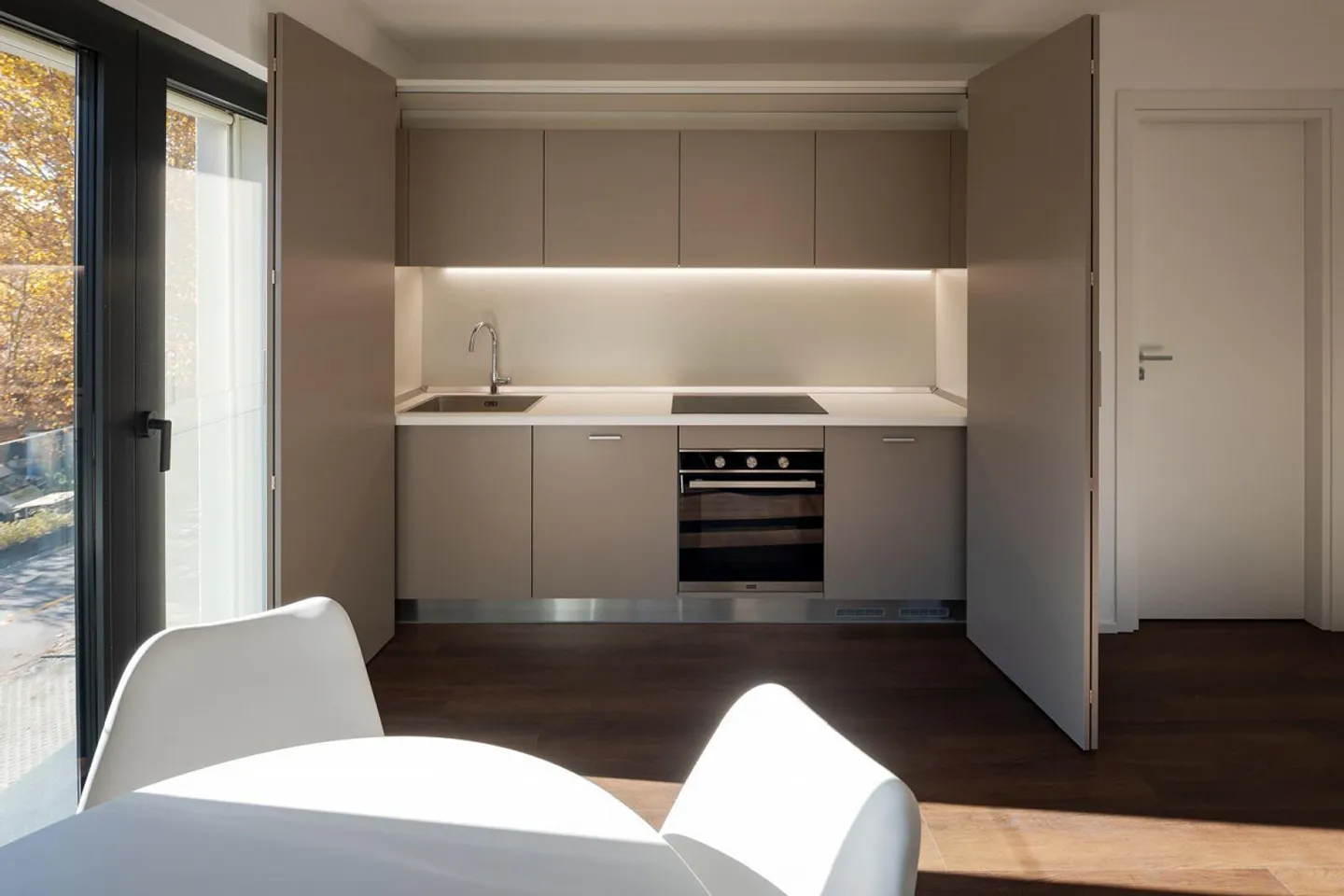 MODERNES 2.5 ZIMMER MÖBLIERT ZU VERMIETEN IN DER NÄHE ALLER DIENSTLEISTUNGEN - Foto 3 von 8