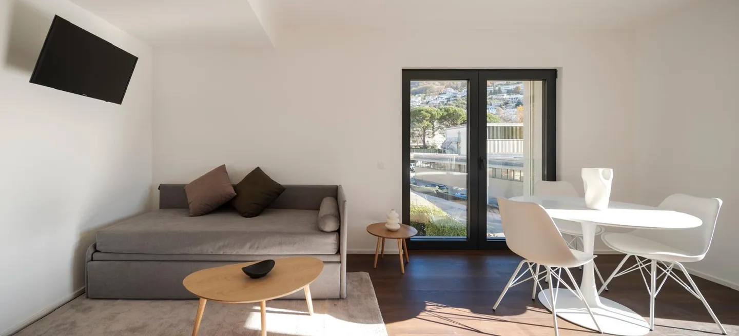 MODERNES 2.5 ZIMMER MÖBLIERT ZU VERMIETEN IN DER NÄHE ALLER DIENSTLEISTUNGEN - Foto 2 von 8