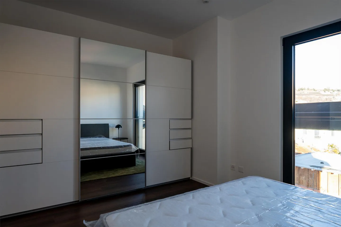 MODERNES 2.5 ZIMMER MÖBLIERT ZU VERMIETEN IN DER NÄHE ALLER DIENSTLEISTUNGEN - Foto 5 von 8