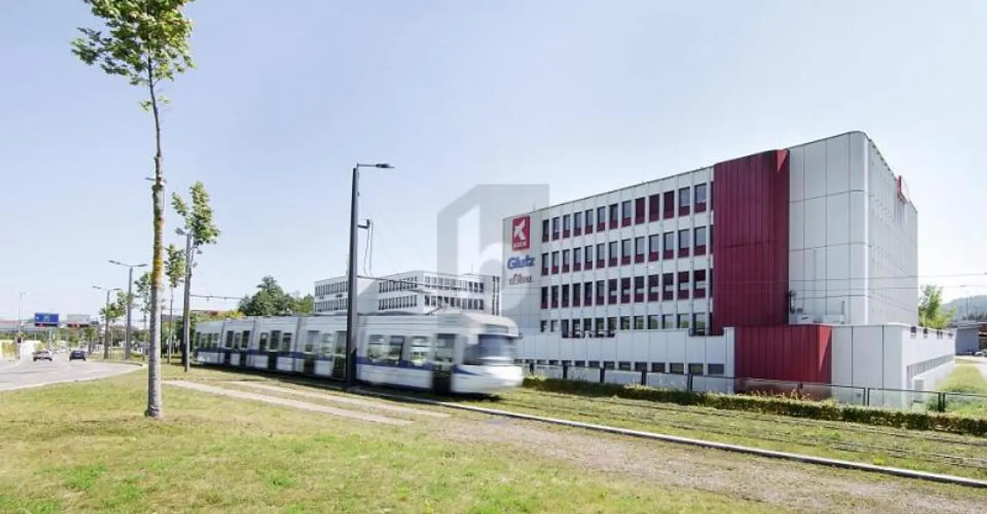 SPACIEUX AVEC DE NOMBREUX PLACES DE PARKING EN SOUS-SOL - Photo 1 sur 6