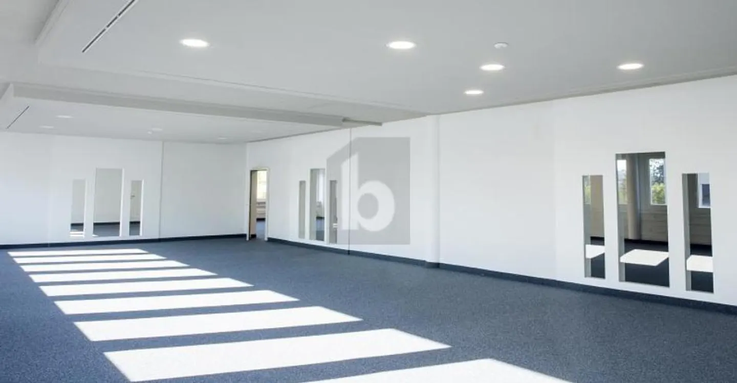 SPACIEUX AVEC DE NOMBREUX PLACES DE PARKING EN SOUS-SOL - Photo 3 sur 6