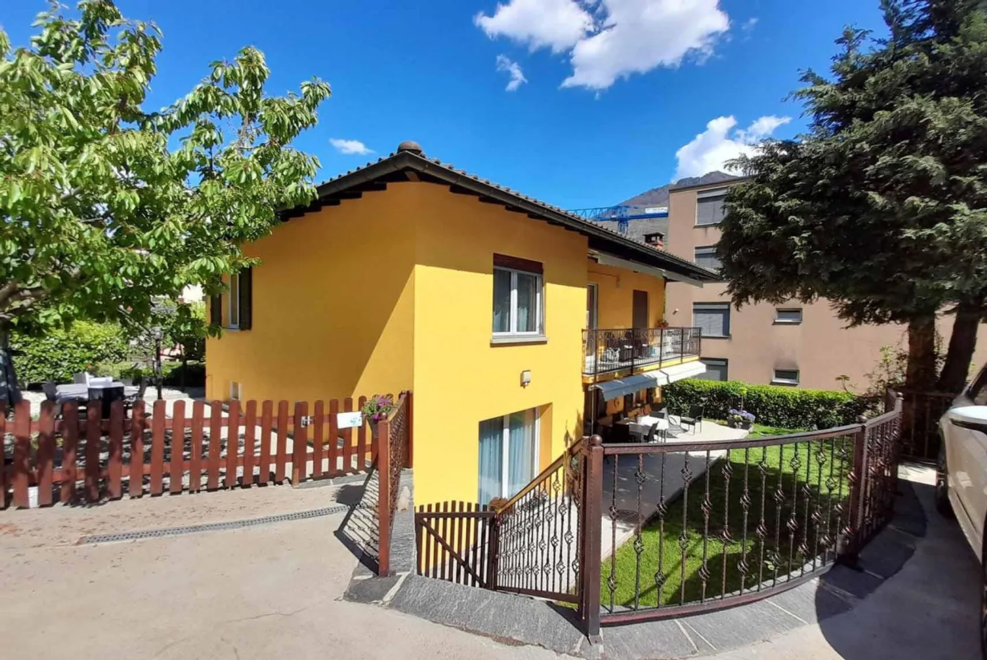 Spacious Duplex with Large Garden - Photo 2 of 11