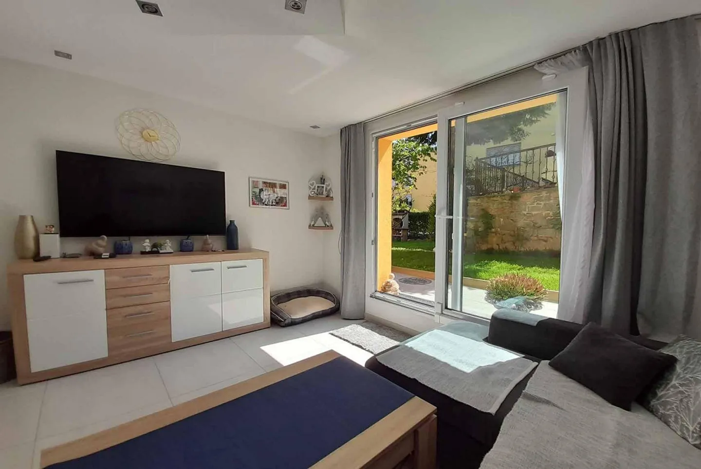 Spacious Duplex with Large Garden - Photo 3 of 11
