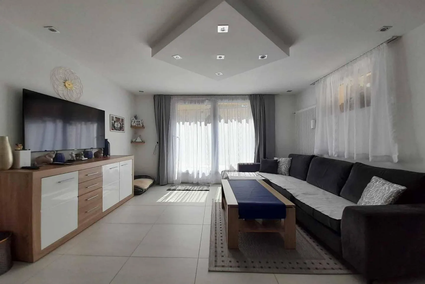 Spacious Duplex with Large Garden - Photo 5 of 11