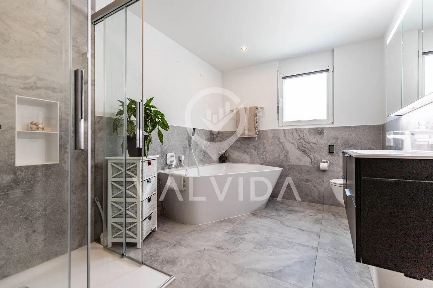 Moderno appartamento di 5,5 stanze con grande terrazza a Susten - Foto 14 di 21
