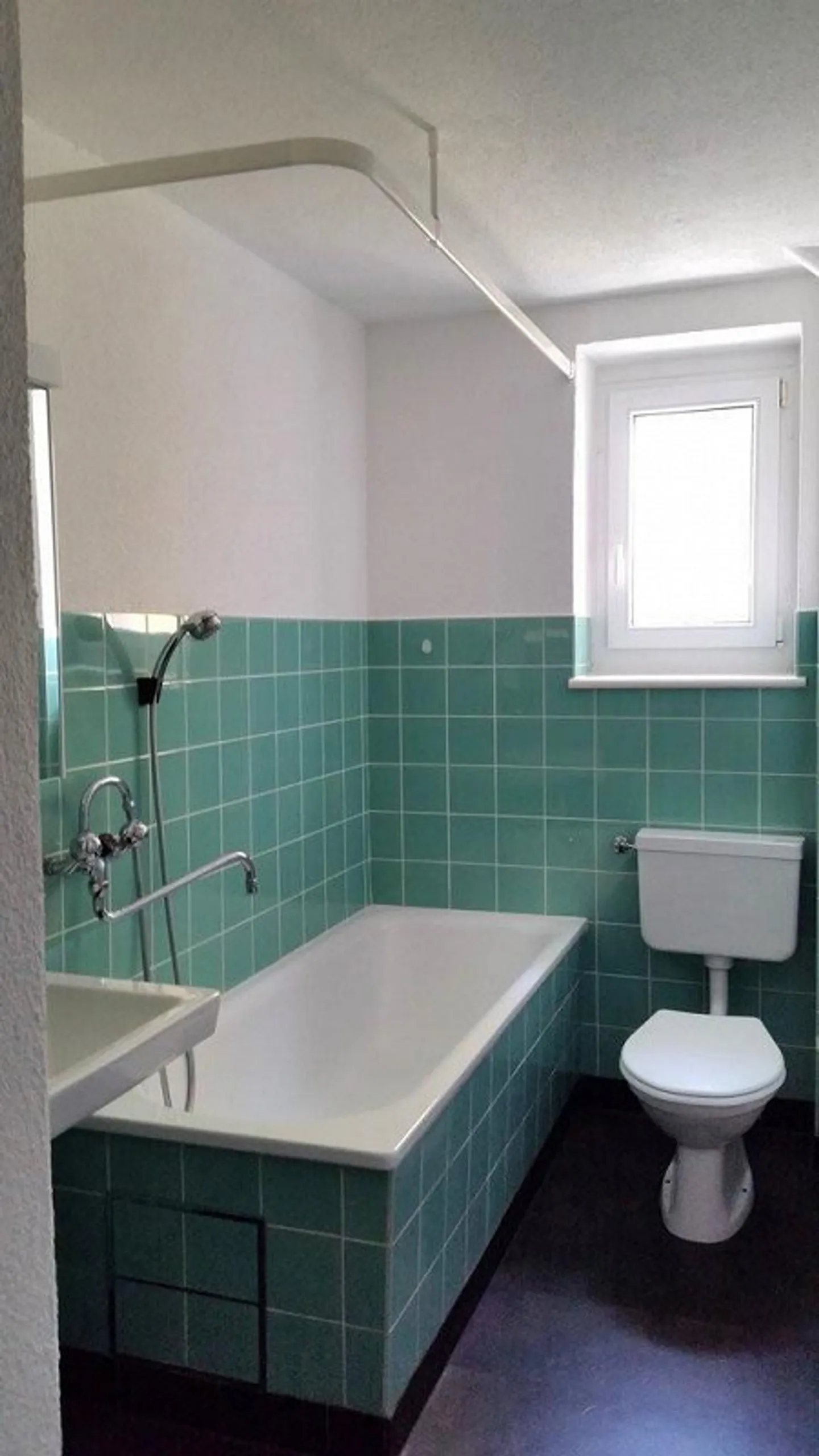 Cozy Living Near Children's Hospital - Photo 4 of 6