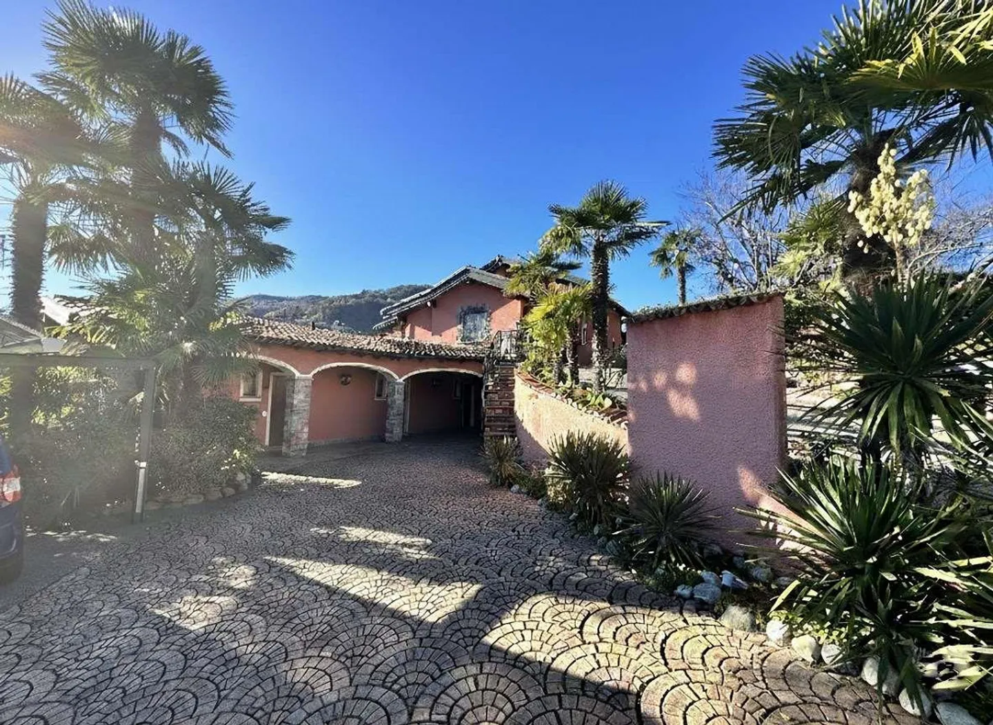 MALCANTONE - Villa trasformata in Hotel Garni - Foto 1 di 13