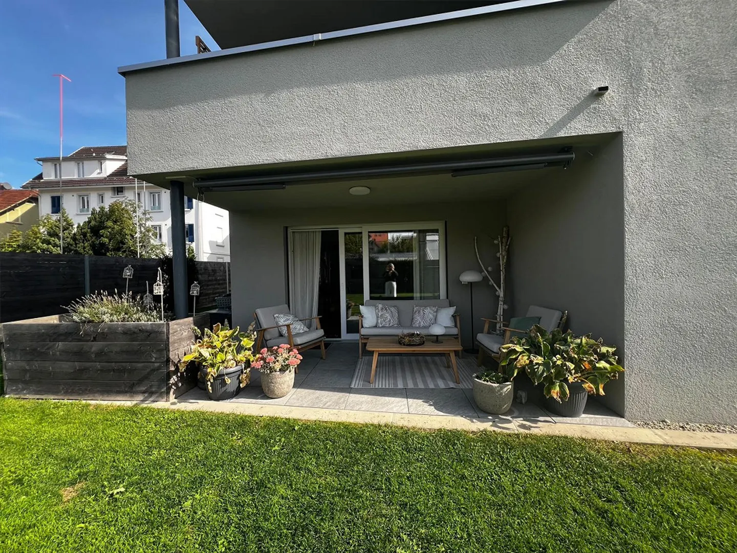 Modern 3.5-room garden apartment with covered seating area - Photo 1 of 10