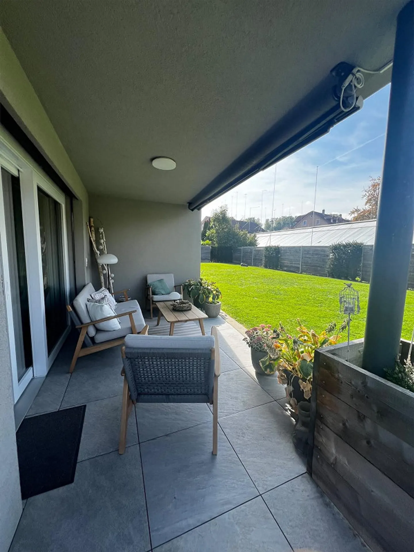 Modern 3.5-room garden apartment with covered seating area - Photo 9 of 10