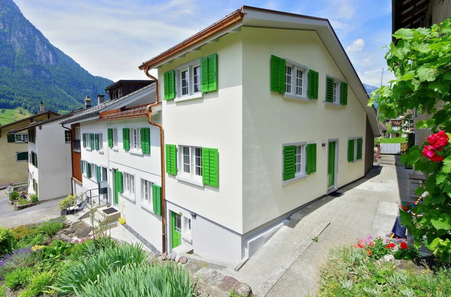 2.5-ROOM HOUSE PART - Photo 1 of 9