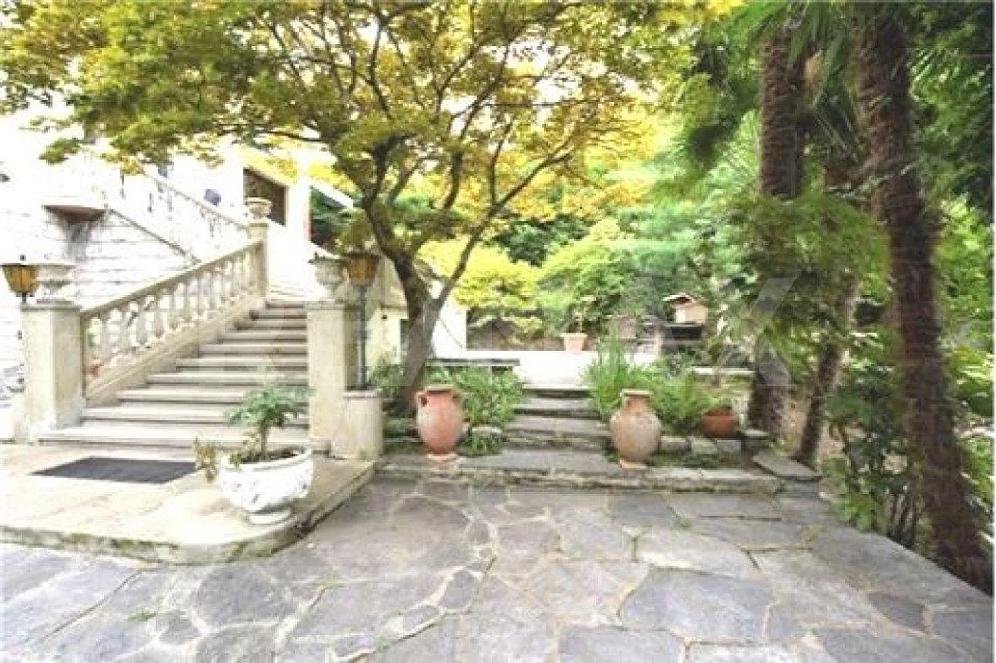 High-value villa with park and tennis court - Photo 2 of 12