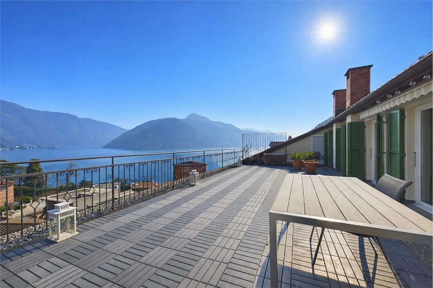 Attico luminoso con vista lago - Foto 1 di 13