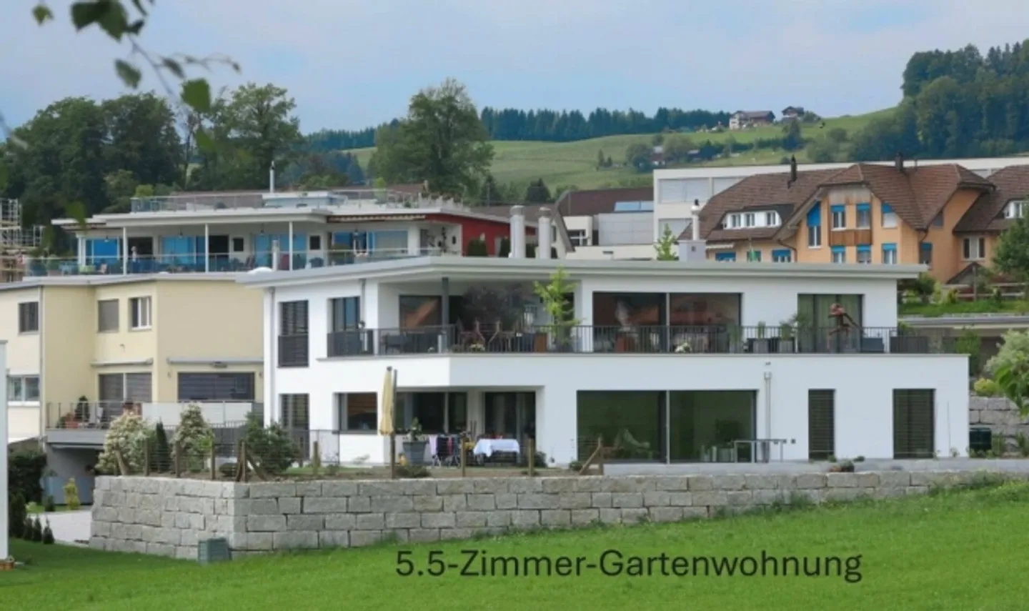 Ländliche Idylle trifft Wohnkomfort: 5.5-Zimmer-Gartenwohnung für ruhige Mieter - Foto 1 von 12