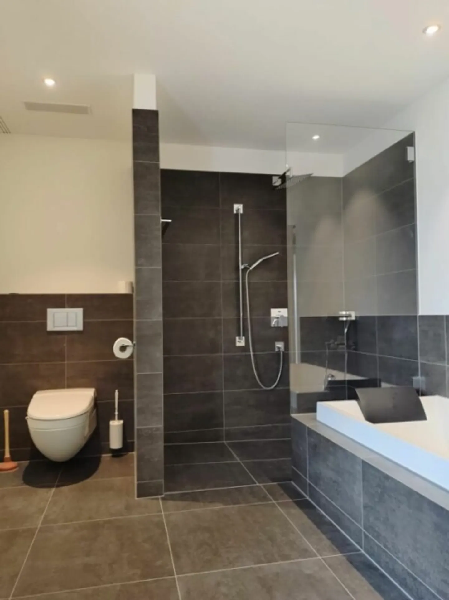 Ländliche Idylle trifft Wohnkomfort: 5.5-Zimmer-Gartenwohnung für ruhige Mieter - Foto 5 von 12