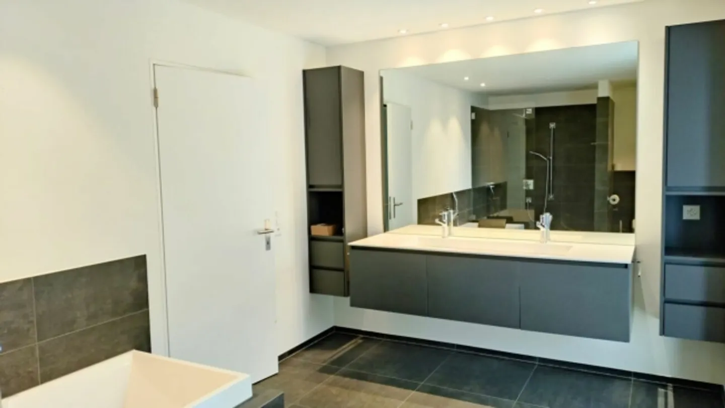 Ländliche Idylle trifft Wohnkomfort: 5.5-Zimmer-Gartenwohnung für ruhige Mieter - Foto 6 von 12