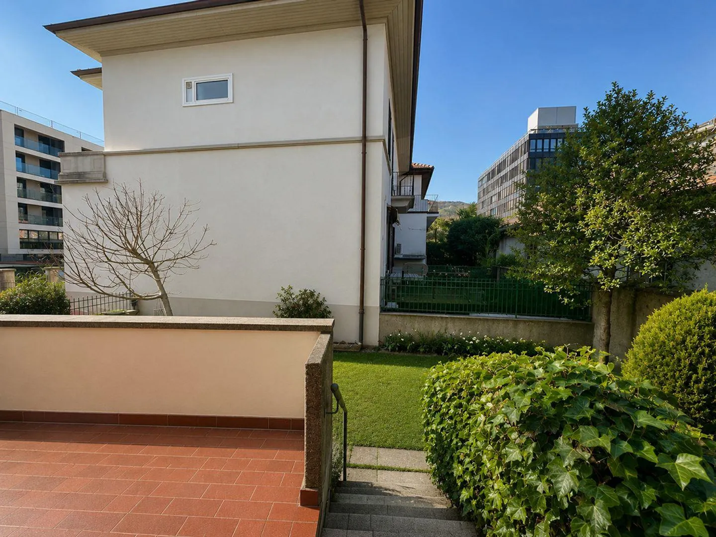 Maison familiale spacieuse avec jardin privé dans un quartier résidentiel calme de Chiasso - Photo 6 sur 14