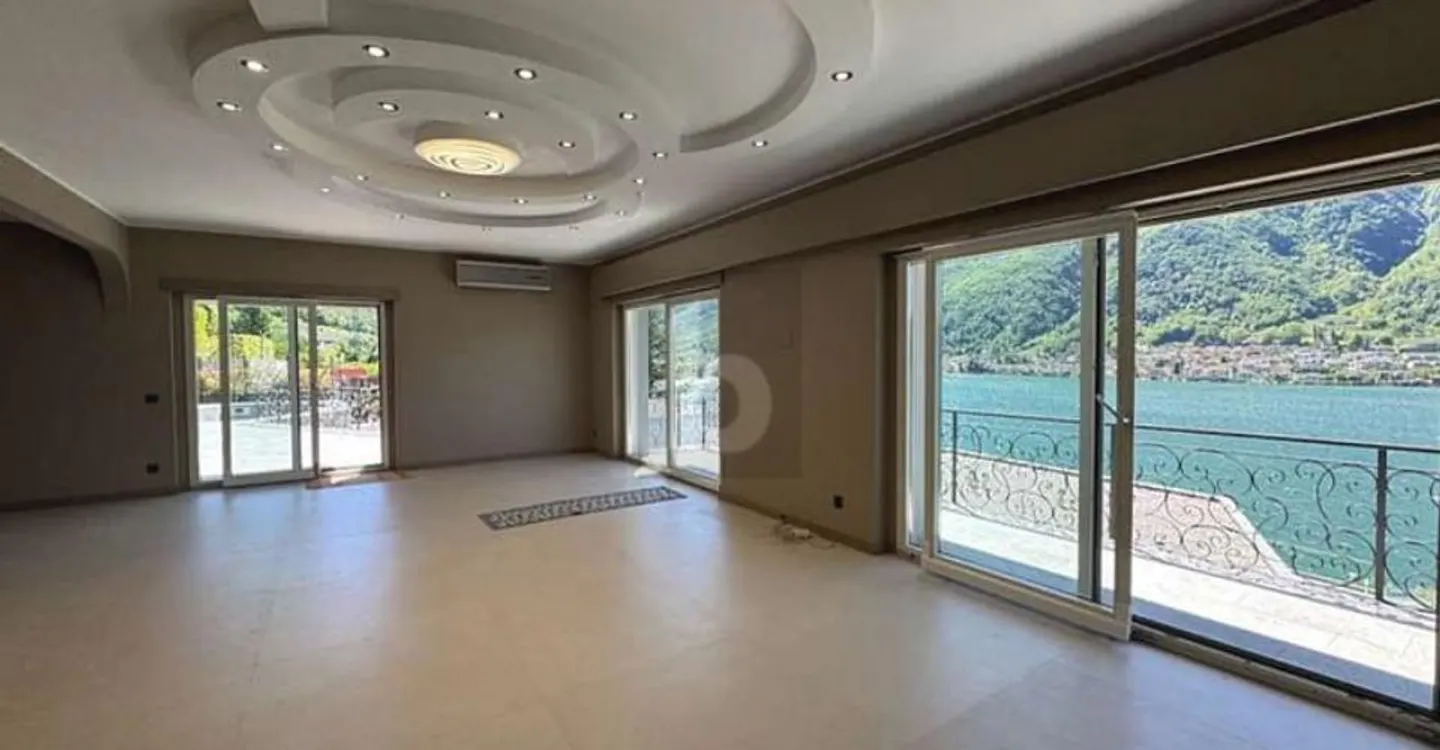 SPACIEUSE ET ÉLÉGANTE AVEC PISCINE ET VUE LAC - Photo 1 of 5