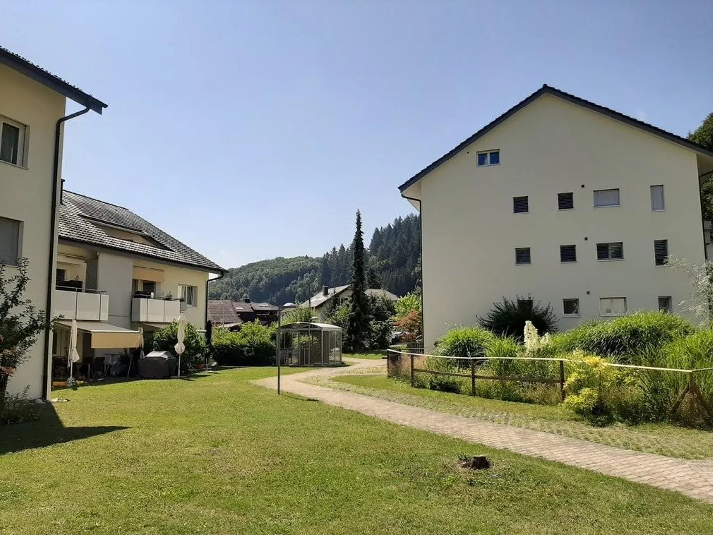 LOUER SANS CAUTION - appartement récemment rénové dans la verdure - Photo 1 sur 10