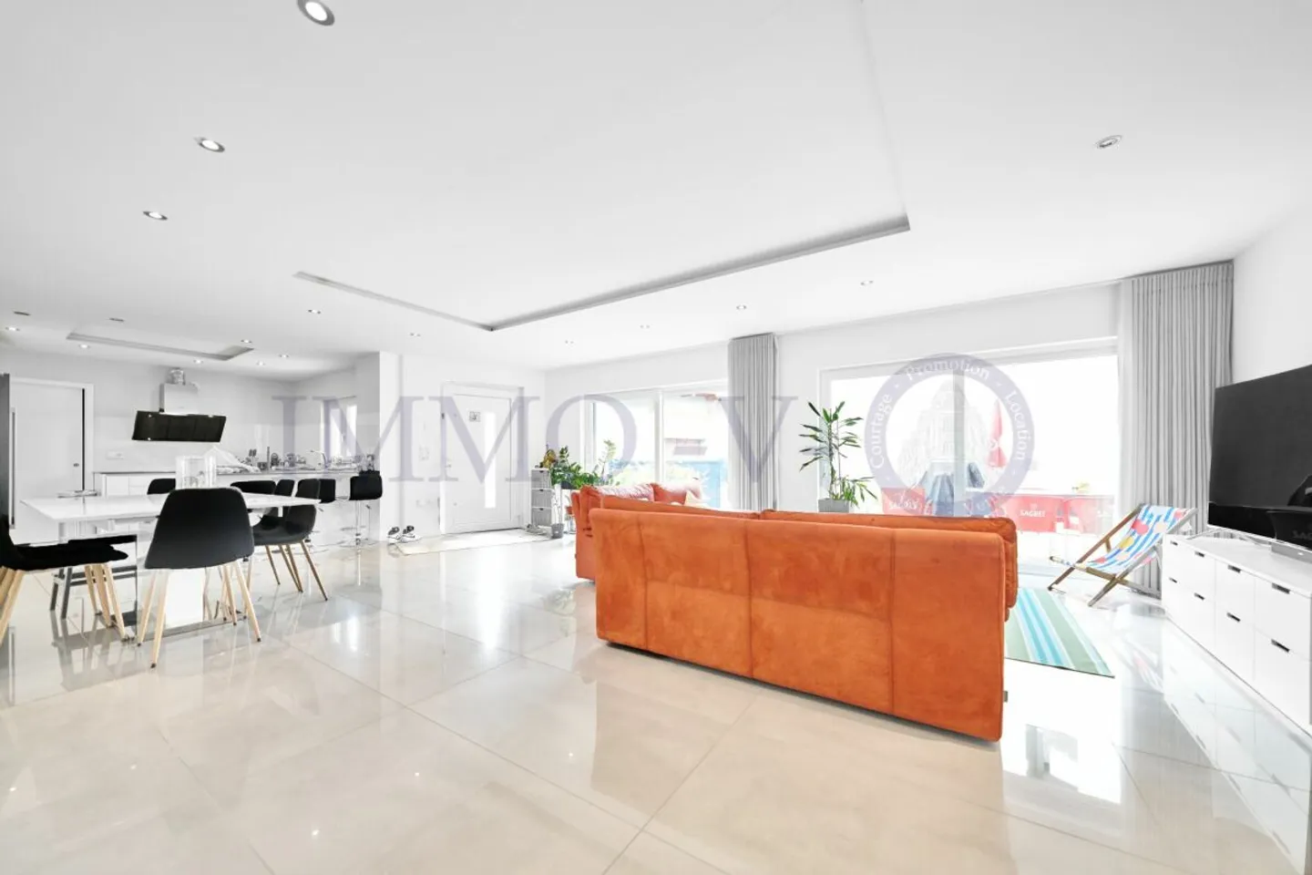 SPACIOUS HIGH-QUALITY PROPERTY IDEAL FOR FAMILIES - Photo 2 of 12