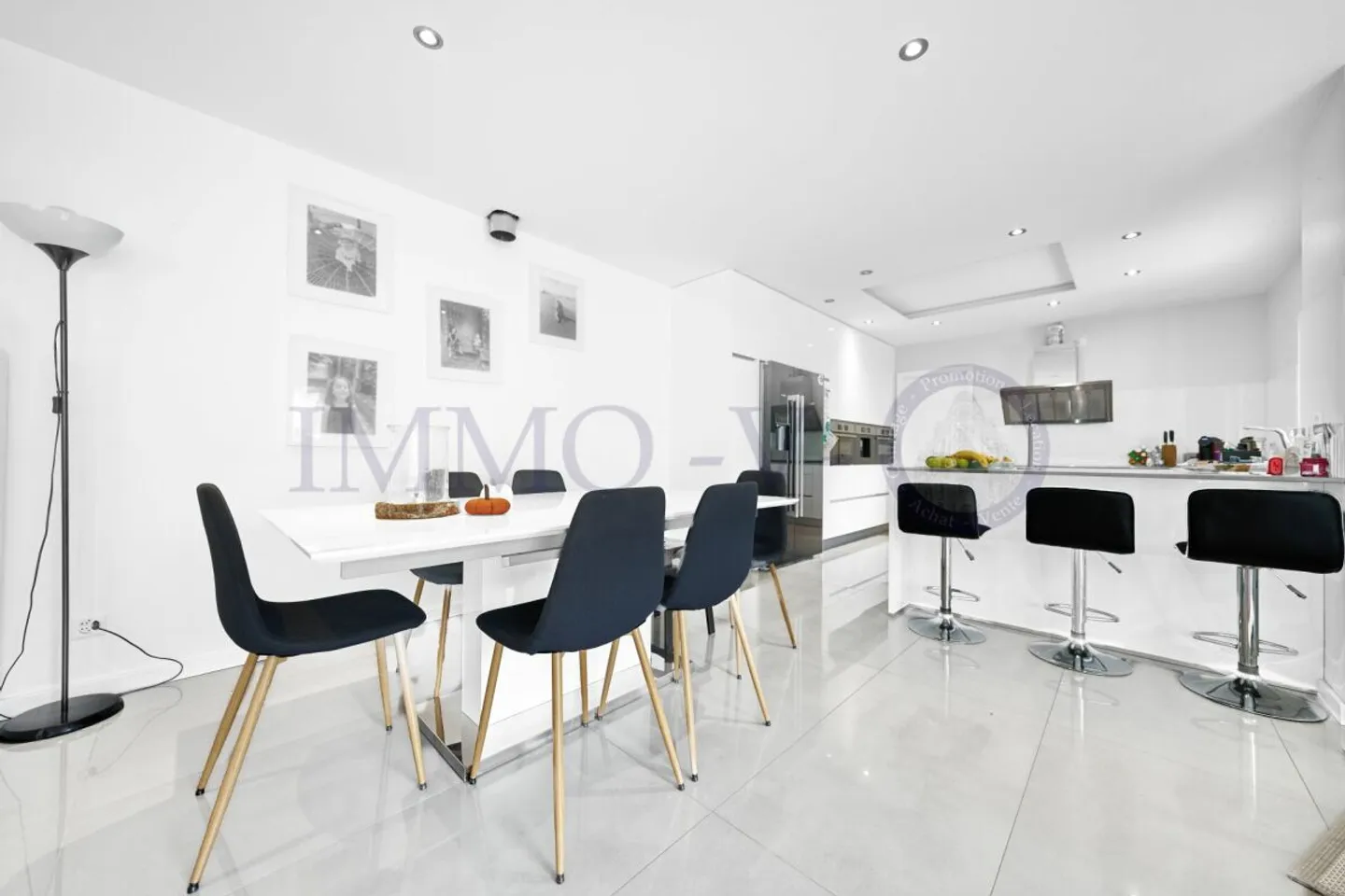 SPACIOUS HIGH-QUALITY PROPERTY IDEAL FOR FAMILIES - Photo 3 of 12