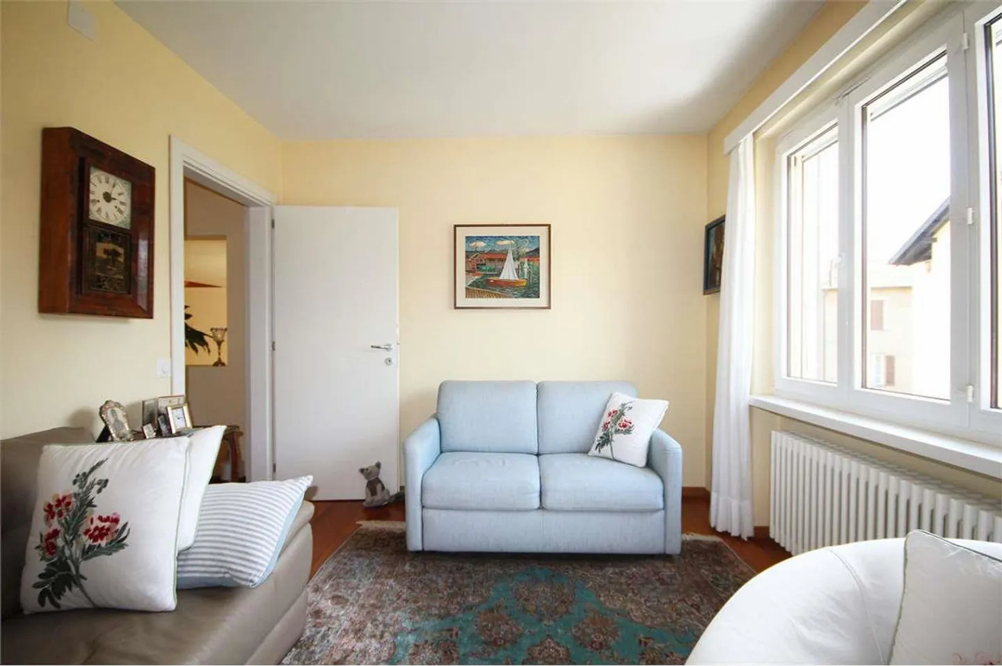 Spacious Semi-Detached House with Garden - Photo 5 of 11