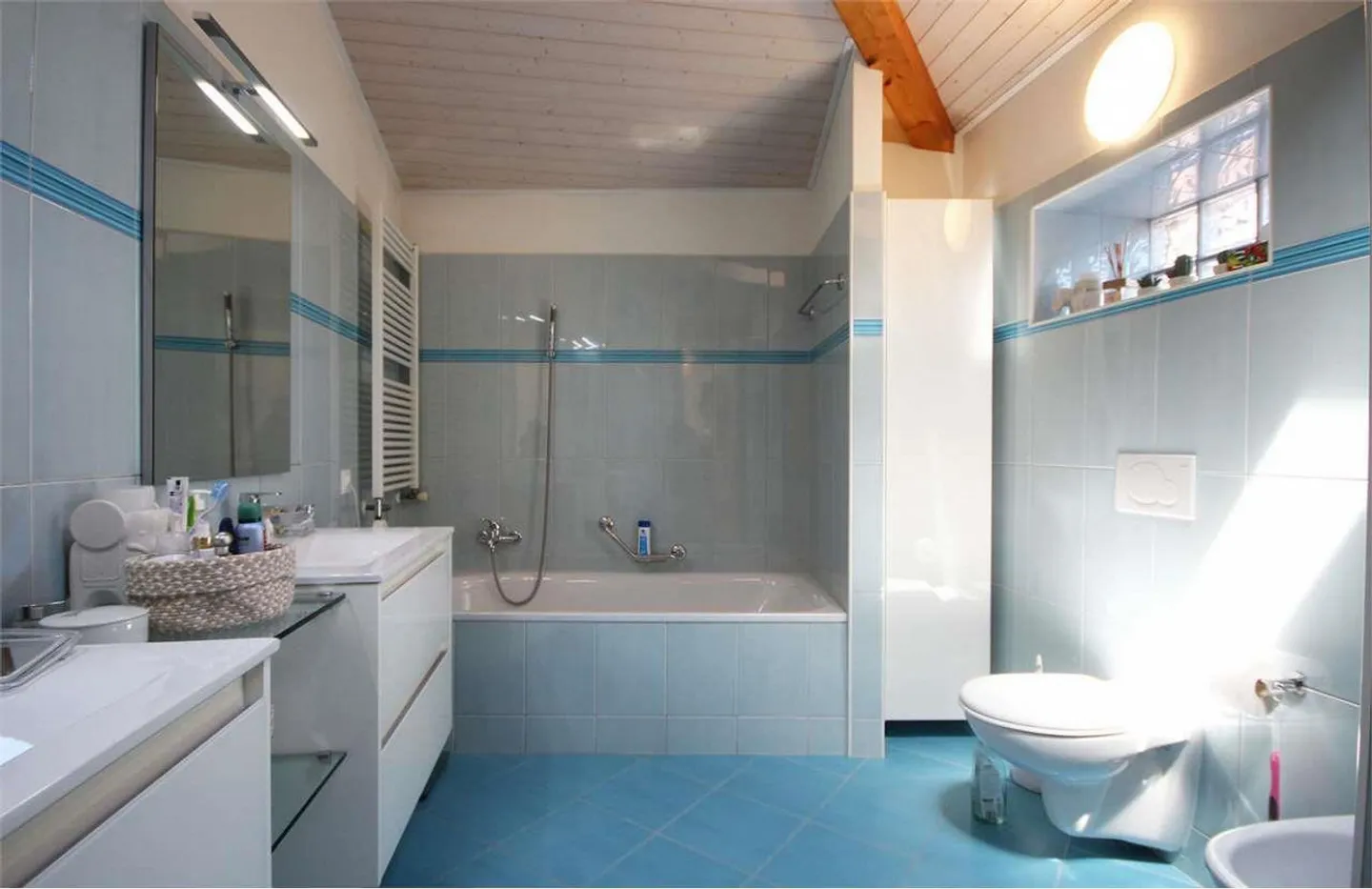 Spacious Semi-Detached House with Garden - Photo 9 of 11