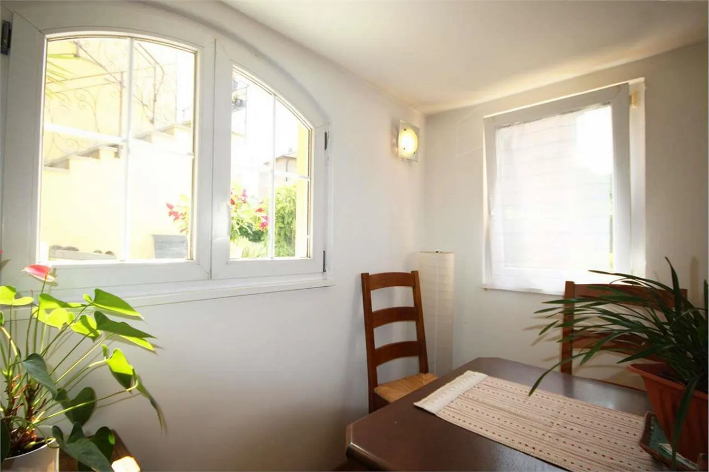 Spacious Semi-Detached House with Garden - Photo 10 of 11