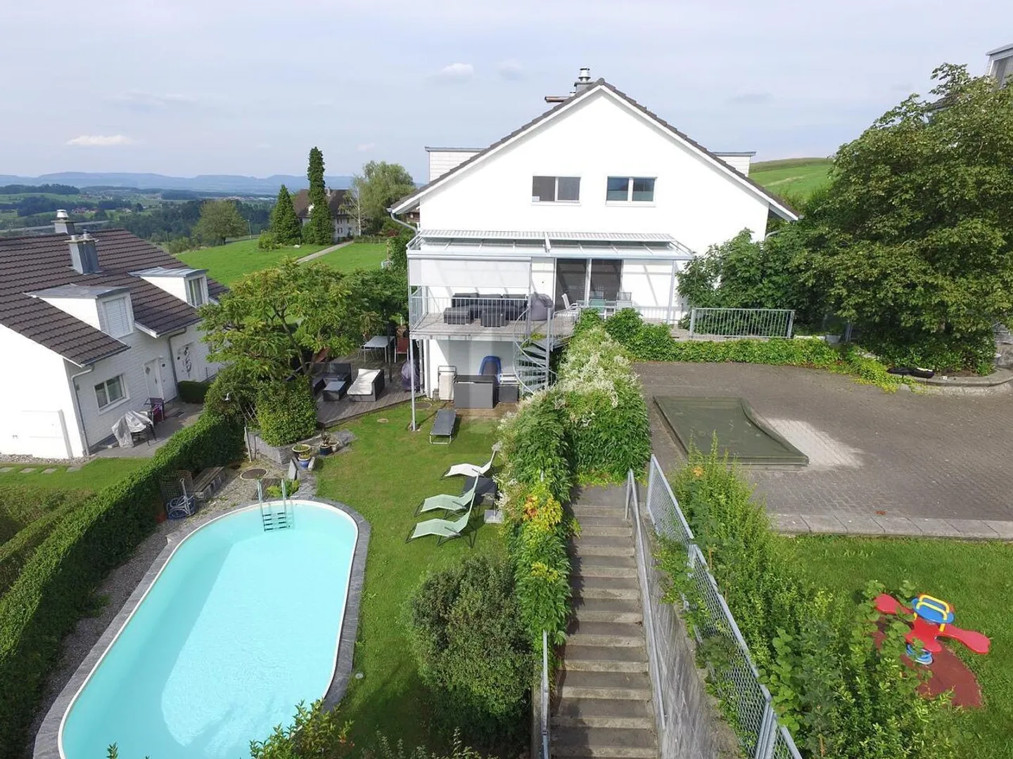 Maison familiale avec grand jardin - Photo 2 sur 6