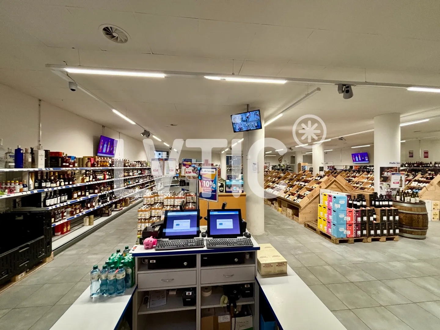 Commercial space and warehouse of 640 m2 for rent in Chavannes-près-Renens - Photo 1 of 6