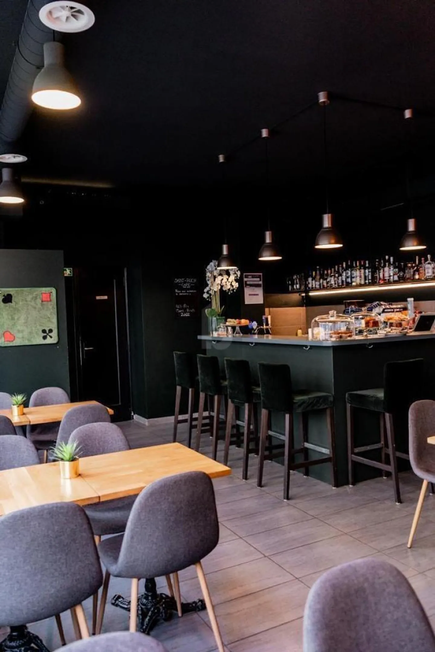 CAFE BAR IN ST-ROCH DISTRICT! - Photo 1 of 4